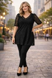 Mellani tunika fra Cassiopeia i klassisk sort blonde med korte ærmer