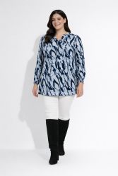 Cassiopeia Lucille Bluse i viskosekvalitet med blå mønsterdetaljer og lange ærmer.
