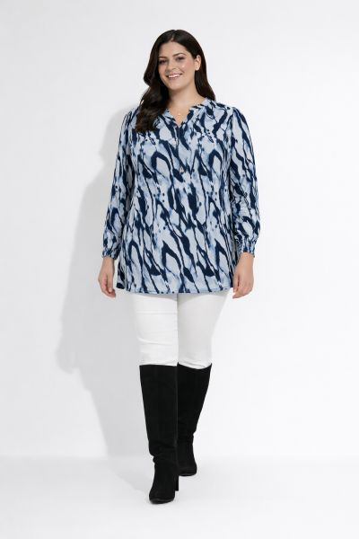 Cassiopeia Lucille Bluse i viskosekvalitet med blå mønsterdetaljer og lange ærmer.