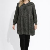 Plussize kjole med leopardprint, rynket krave og lange ærmer, velegnet til hverdagsbrug og tilgængelig i store størrelser.