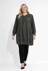 Plussize kjole med leopardprint, rynket krave og lange ærmer, velegnet til hverdagsbrug og tilgængelig i store størrelser.