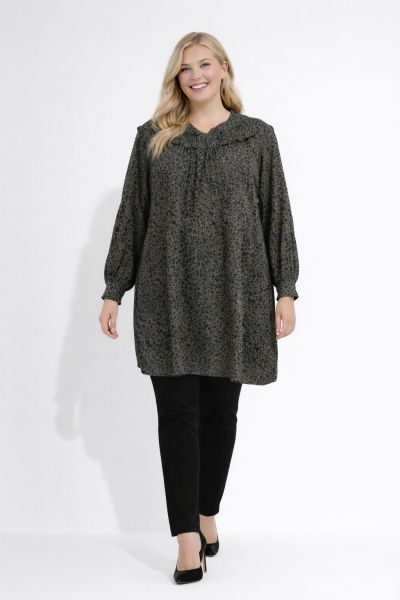 Plussize kjole med leopardprint, rynket krave og lange ærmer, velegnet til hverdagsbrug og tilgængelig i store størrelser.