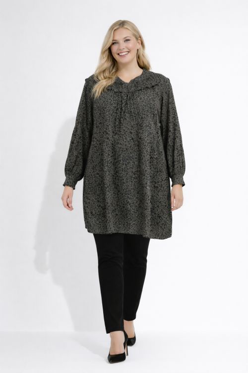 Plussize kjole med leopardprint, rynket krave og lange ærmer, velegnet til hverdagsbrug og tilgængelig i store størrelser.