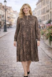 En plussize leopardprintet kjole med lange ærmer og enkel krave - ideel til både hverdag og fest.