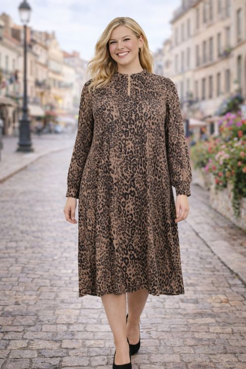 En plussize leopardprintet kjole med lange ærmer og enkel krave - ideel til både hverdag og fest.