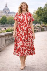 Sød kjole med korte ærmer og rund hals. 