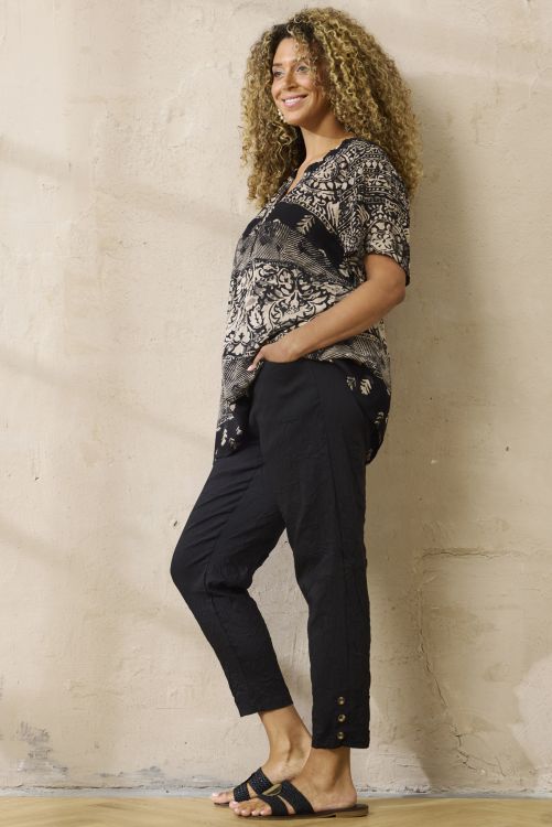 Plus size bukser med crinkle-effekt og knapper ved anklen