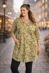 Plussize tunika med bladprint i olivengrøn, med 3/4-ærmer og rund hals