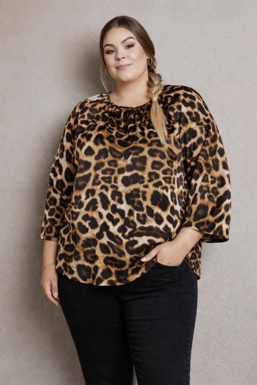 Smuk bluse fra No. 1 by OX i Leo print
