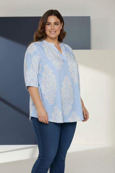 Odessa bluse i lyseblå og creme print i 100% viskose med korte ærmer