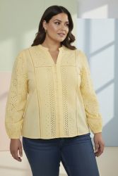 Enilla skjorte fra Cassiopeia i gul 100% bomuld med broderi og hulmønster