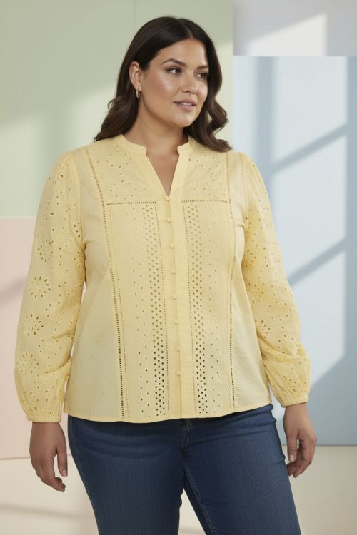 Enilla skjorte fra Cassiopeia i gul 100% bomuld med broderi og hulmønster