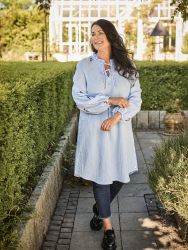 Zoey Jill tunika i lyseblå gingham med broderede kirsebær