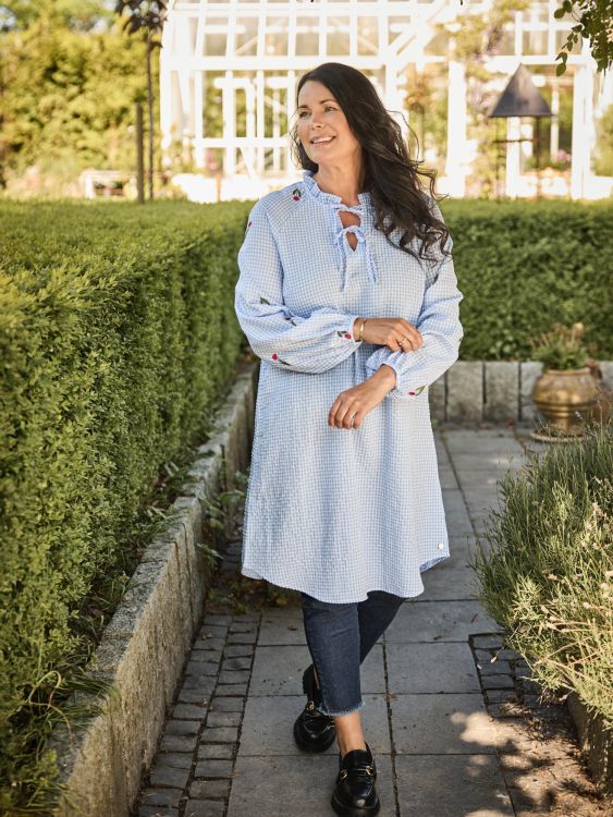 Zoey Jill tunika i lyseblå gingham med broderede kirsebær