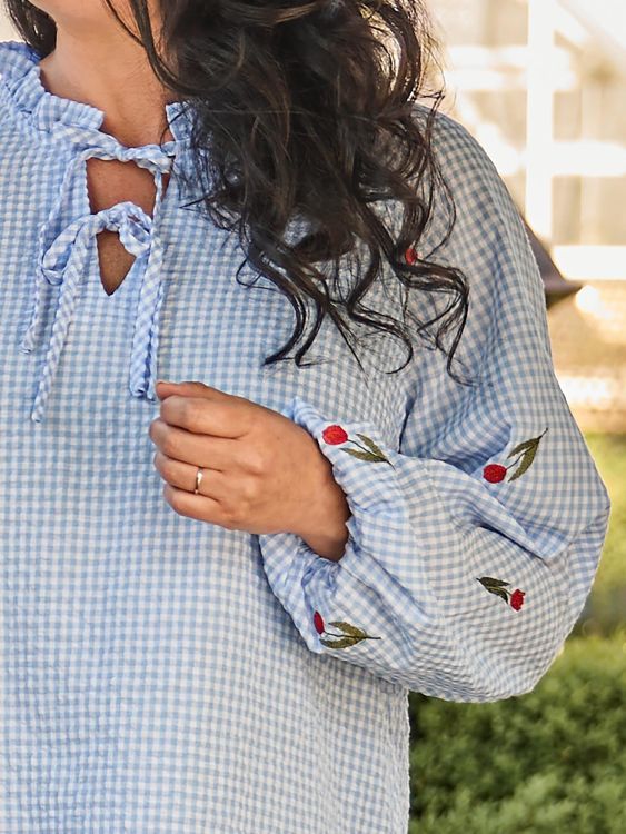 Jill tunika fra Zoey i 100% bomuld med flæsehals og bindebånd