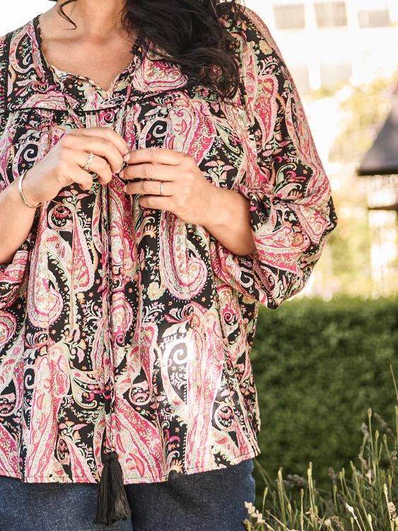 Elva bluse fra Zoey i viskosekvalitet med pink og koralprint