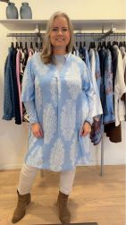 Odessa tunika fra Cassiopeia i blå kombi med print