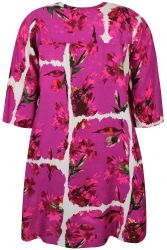 Pink mønstret Zhenzi kjole i 100% viskose med knaplukning og flot fald