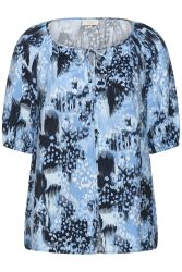 Blå printet shirt med elastik i ærmer og feminin halsudskæring