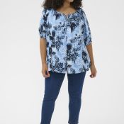 KCaliana Shirt fra Kaffe Curve i blå print med bindebånd i halsen