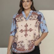 Ebinette bluse i blå kombiprint med V-hals og korte ærmer