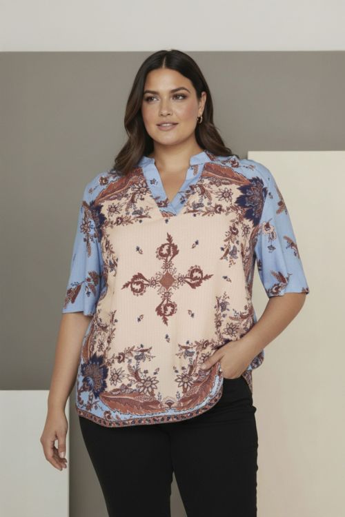 Ebinette bluse i blå kombiprint med V-hals og korte ærmer