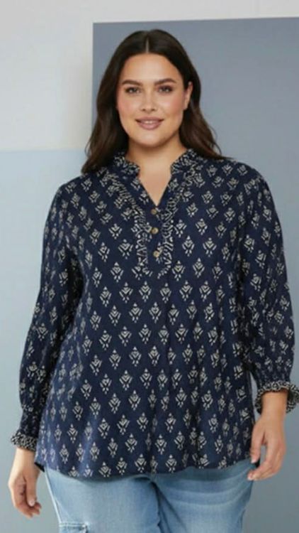 Jossie bluse i navy med småprint og flæsekant ved hals