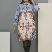 Ebinette tunika i blå og beige print med skjortekrave