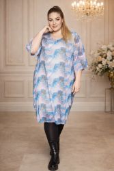 Plussize kjole med skyprint, halvlange ærmer og løs pasform, kombineret med sorte leggings og høje støvler.