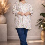 Let og luftig tunika med et farverigt blomsterprint – perfekt til foråret.