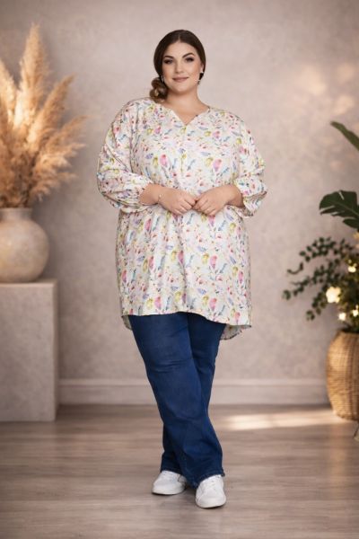 Let og luftig tunika med et farverigt blomsterprint – perfekt til foråret.
