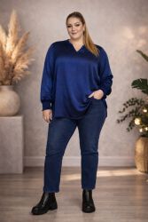 Elegant plussize blå mønstret bluse og bukser mod blødt baggrundslærred, ideel til hverdag eller kontor.