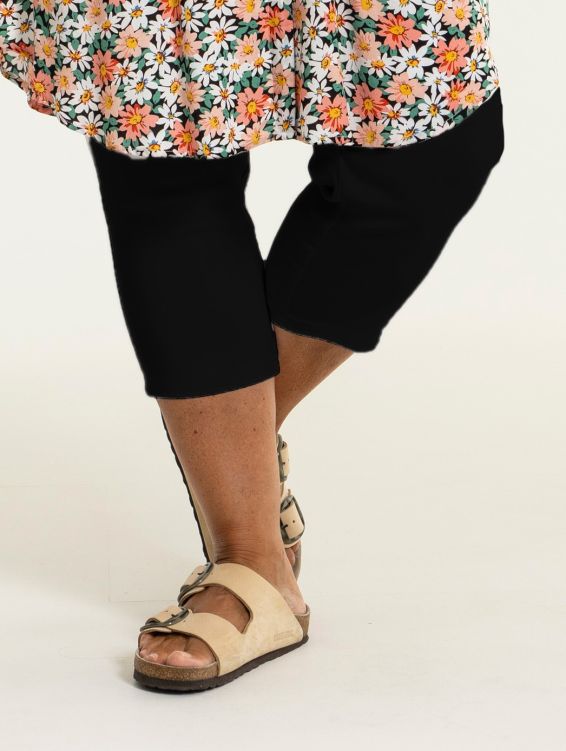 Plus size capri leggings i sort med behagelig pasform og 7/8 længde