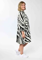Knælang kjole i viskosekvalitet med sort og offwhite mønster