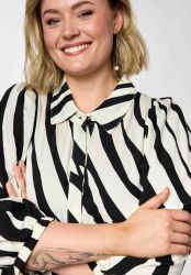 Plus size kjole i viskosekvalitet med løs pasform og skjortekrave