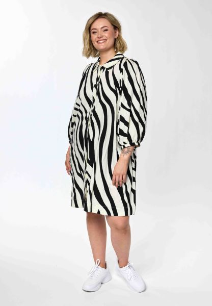 Kjole i viskosekvalitet med sort og offwhite grafisk print