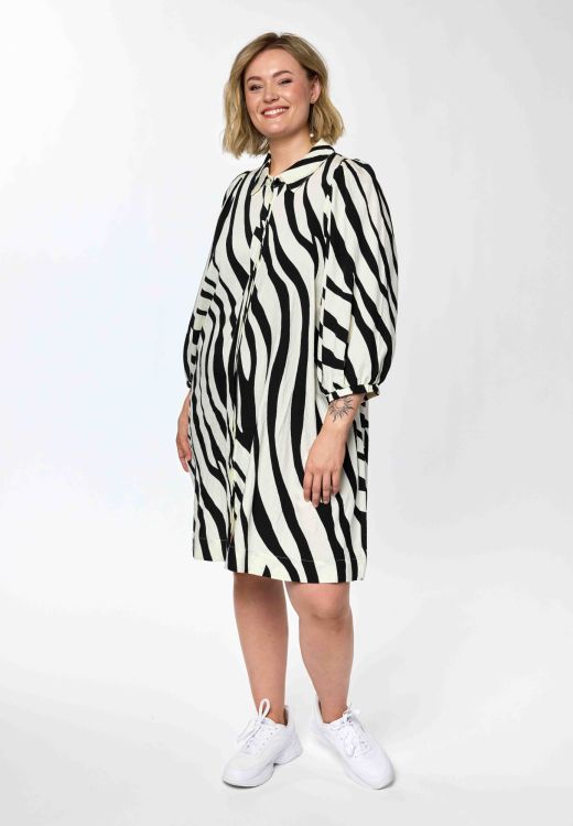 Kjole i viskosekvalitet med sort og offwhite grafisk print