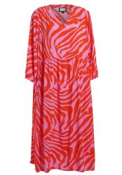 Pink og orange kjole i viskosekvalitet fra Gozzip stylet med sneakers