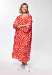 Detaljebillede af Lea kjole fra Gozzip i blød viskosekvalitet med grafisk mønster