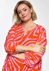 Plus size Lea kjole fra Gozzip i viskosekvalitet med løs pasform og midi længde