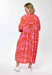 Lang kjole fra Gozzip i viskosekvalitet med trekvart ærmer og pink orange print