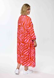 Lea Kjole i viskose fra Gozzip med et flot grafisk all-over mønster