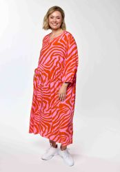 Lea kjole fra Gozzip i viskosekvalitet med pink og orange grafisk print