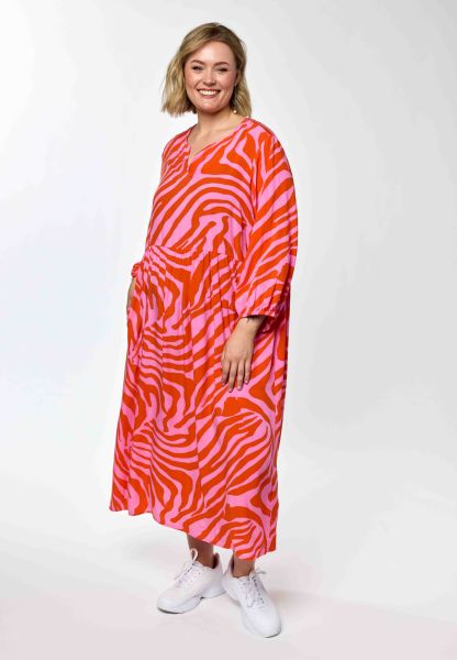 Lea kjole fra Gozzip i viskosekvalitet med pink og orange grafisk print