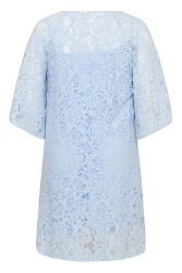 Kaffe Curve KClucy Dress feminin blondekjole i blå