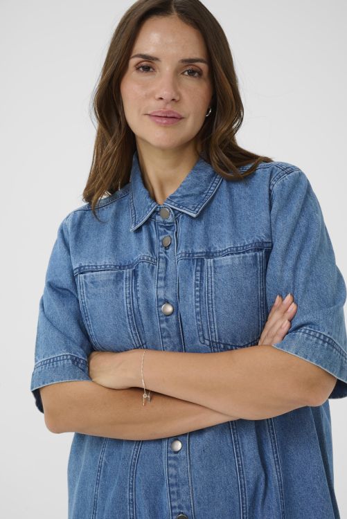 KCvalia denimkjole fra Kaffe Curve med knapper foran