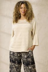 Detalje af hulmønster på Zhenzi Capri pullover i sandshell