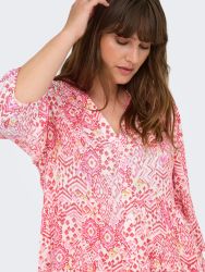 Only Carmakoma CarMilana kjole med V-udskæring og grafisk mønster