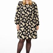 Plussize kjole med blomsterprint, trekvartærmer, og rund hals