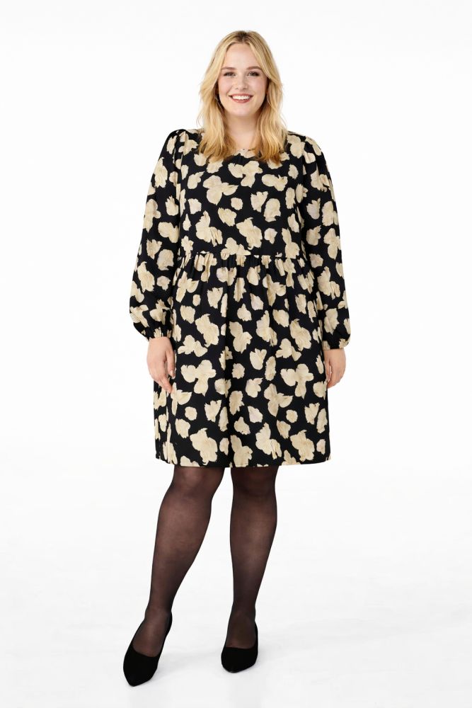Plussize kjole med blomsterprint, trekvartærmer, og rund hals